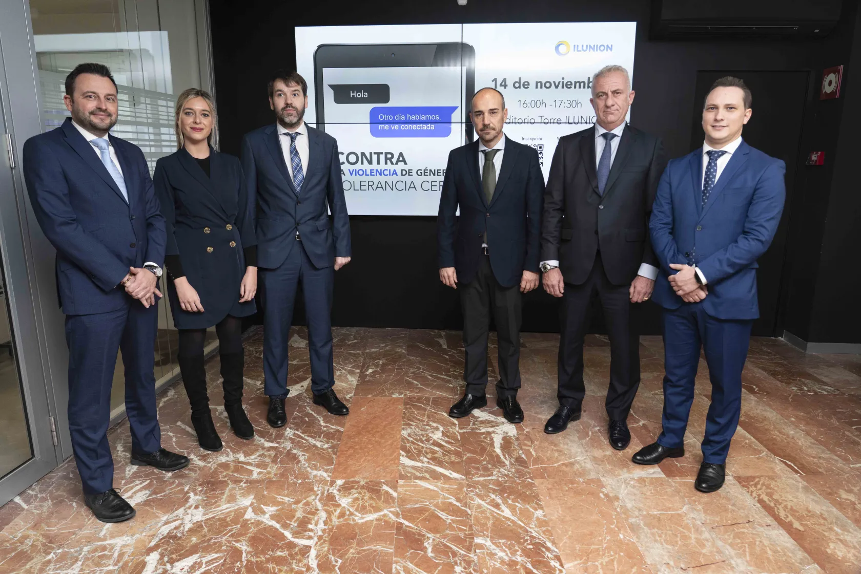 Fotografía de familia (de izquierda a derecha: gerente nacional de Seguridad de ILUNION Seguridad, Francisco Javier Guirado, gerente de Seguridad en el Aeropuerto de Madrid-Barajas Adolfo Suárez de ILUNION Seguridad, Mª Josefa Sanz Alonso de Castañeda, consejero delegado de ILUNION Facility Services, Alejandro Fernández, director general de ILUNION Facility Services, Jaime Calzado, jefe de Seguridad de ILUNION Seguridad, José María Lucido, delegado nacional de Seguridad de ILUNION Seguridad, Antonio Jesús G