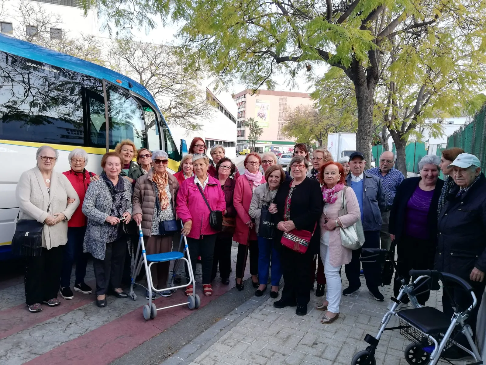 Fotografía de familia durante la actividad de las personas usuarias del servicio de teleasistencia y de ayuda a domicilio del Ayuntamiento de Torremolinos