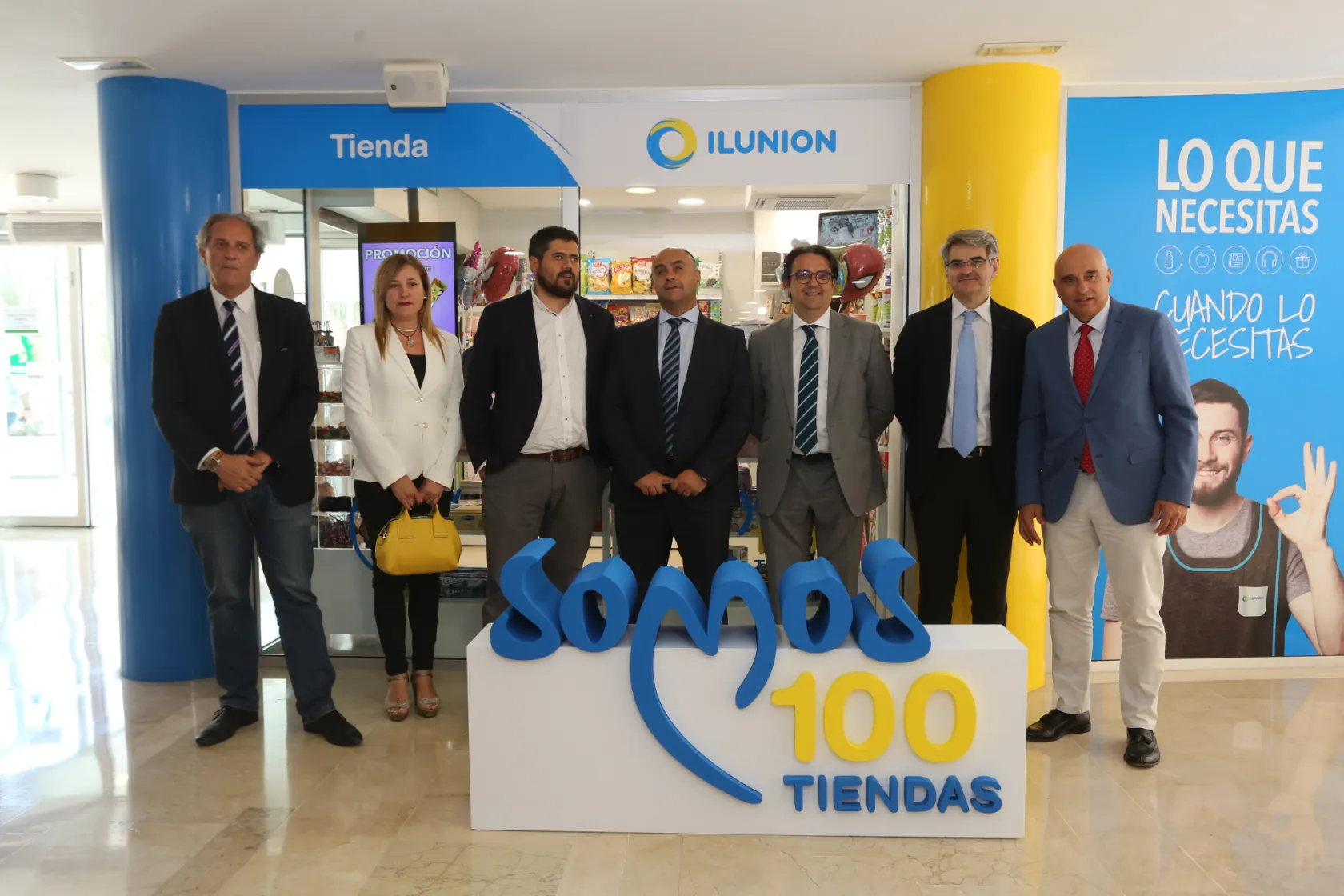 Pie de foto (de izquierda a derecha): Juan Carlos Escudero, gerente del Hospital de Mérida; Rosa Camacho, jefa del departamento de Servicios Sociales para Afiliados de la DT de la ONCE en Extremadura; Fernando Iglesias, delegado territorial de la ONCE en Extremadura; Antonio José Barea, director ejecutivo de la División de Comercialización de ILUNION; José María Vergeles, consejero de Sanidad en funciones de la Junta de Extremadura y Eusebio Azorín, director del Sector Sanitario y Sociosanitario de ILUNION.