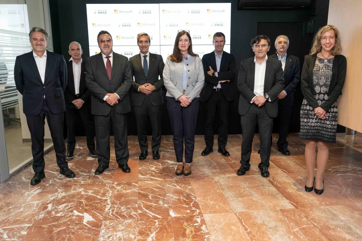 Foto de familia de un encuentro entre ambas entidades en Torre ILUNION