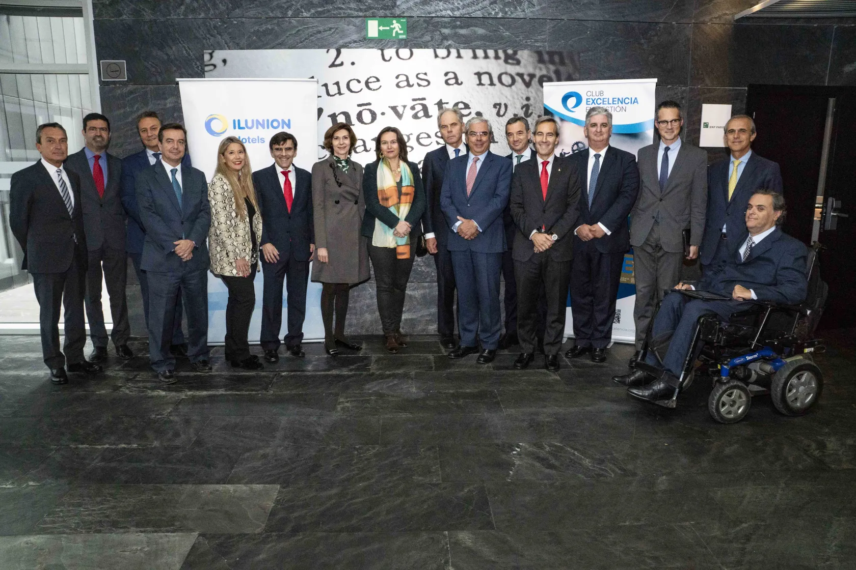 Fotografía de familia durante la presentación de la habitación accesible 