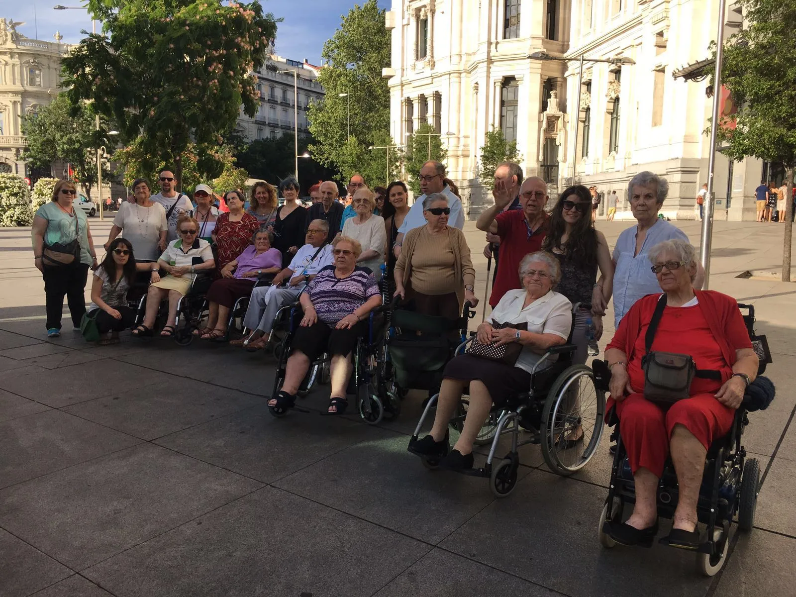 Foto de familia de los residentes de la residencia ILUNION Parla 