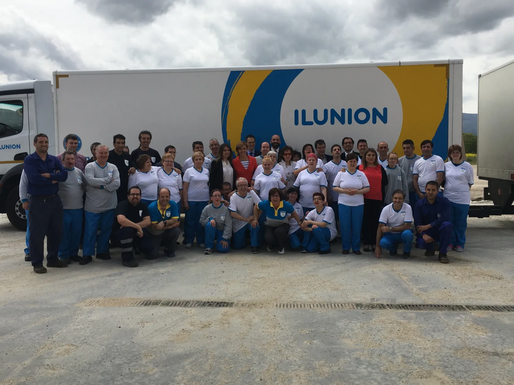 Foto de familia de los trabajadores de ILUNION con la secretaria general del PP, María Dolores de Cospedal 