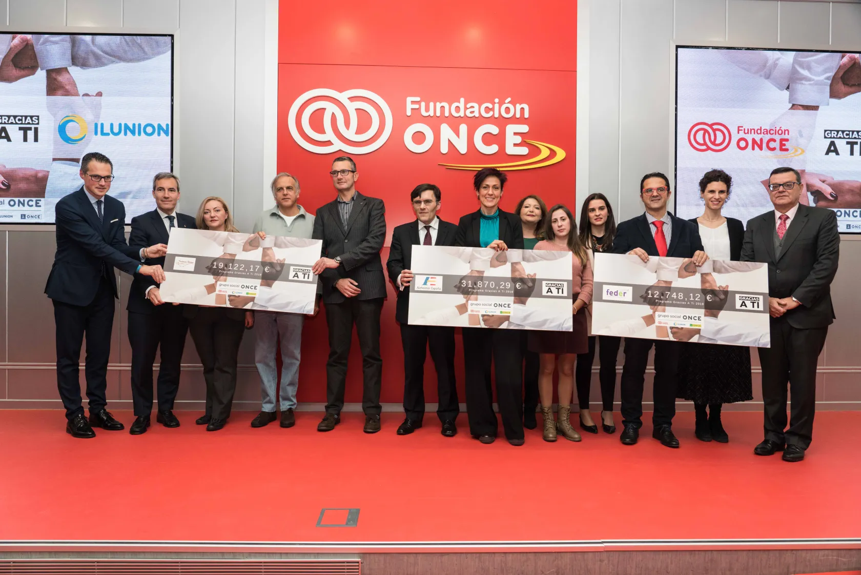 Fotografía de familia junto a los representantes de las tres entidades apoyadas