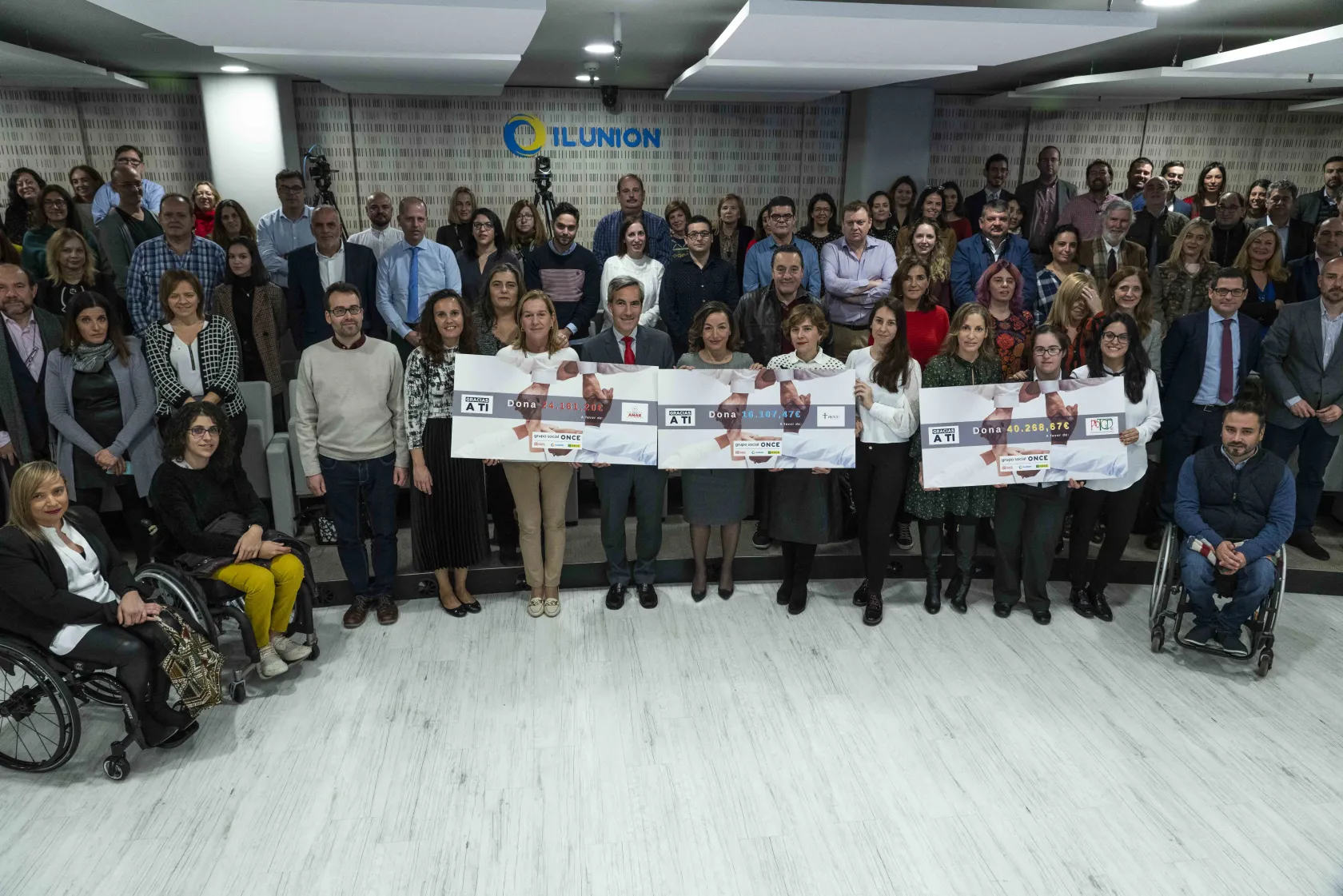 foto de familia de la entrega de los cheques 
