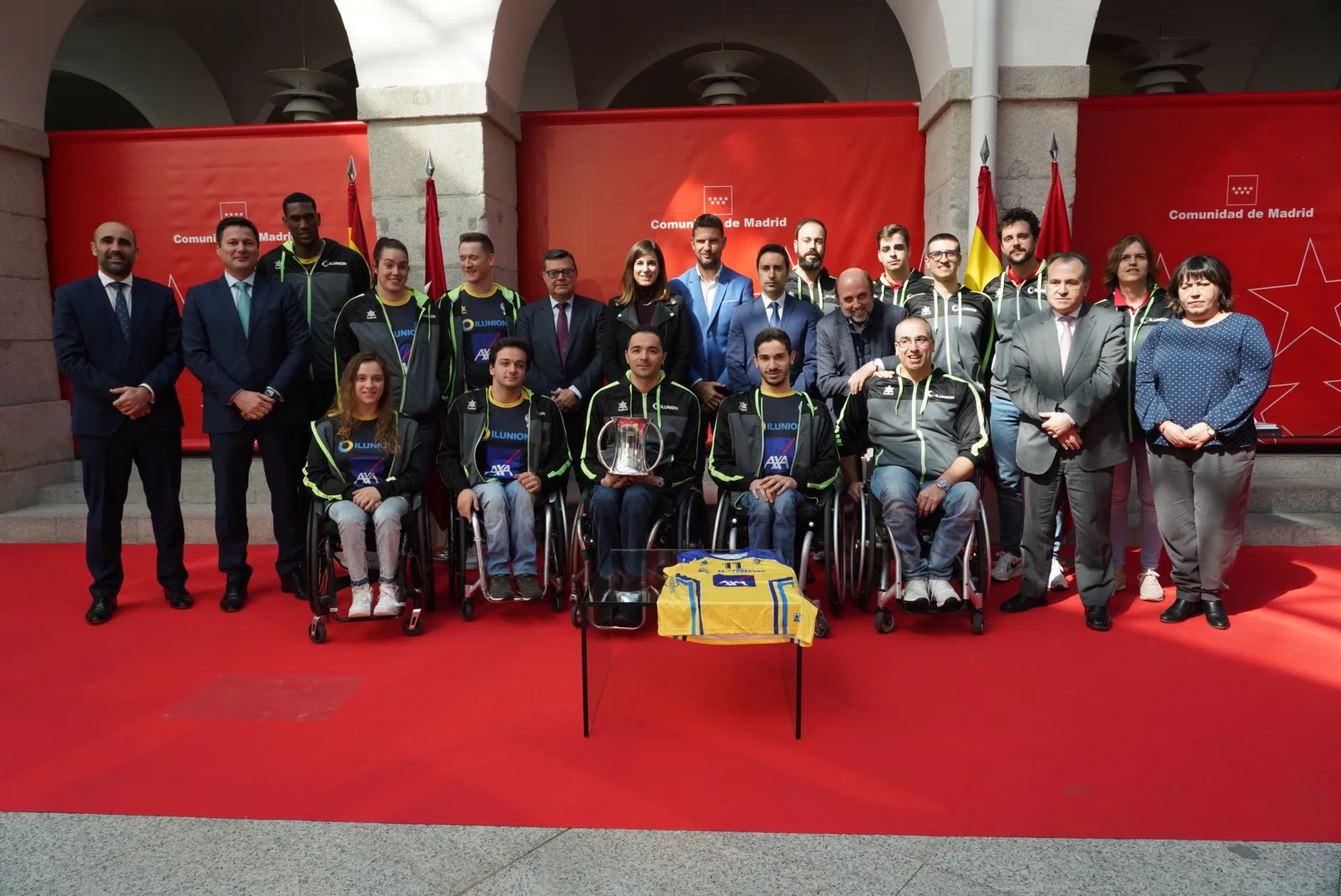 Foto de familia del CD ILUNION junto a representantes de la Comunidad de Madrid y del Grupo Social ONCE 