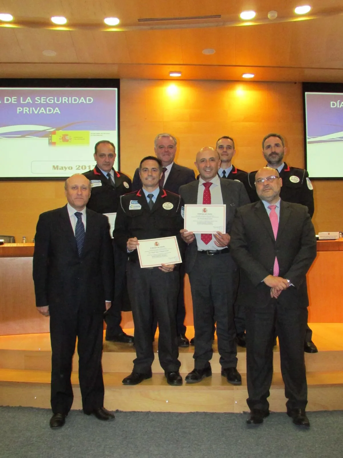 Fotografía de familia de los vigilantes de ILUNION Seguridad distinguidos por el Ministerio del Interior 