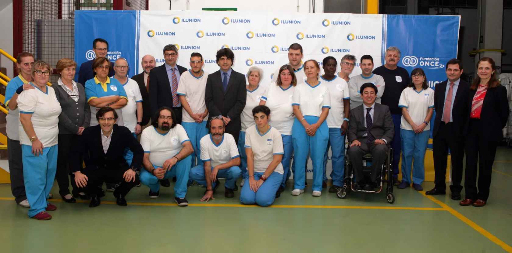 Foto de familia del secretario de Estado de Servicios Sociales e Igualdad con Borja Fanjul, Luis Cayo Pérez, José Luis Pinto, Alberto Durán, Cristóbal Cuevas, Rosa María Fuertes y los trabajadores que se encontraban en ese momento en la planta de la lavandería de ILUNION en Vallecas. 