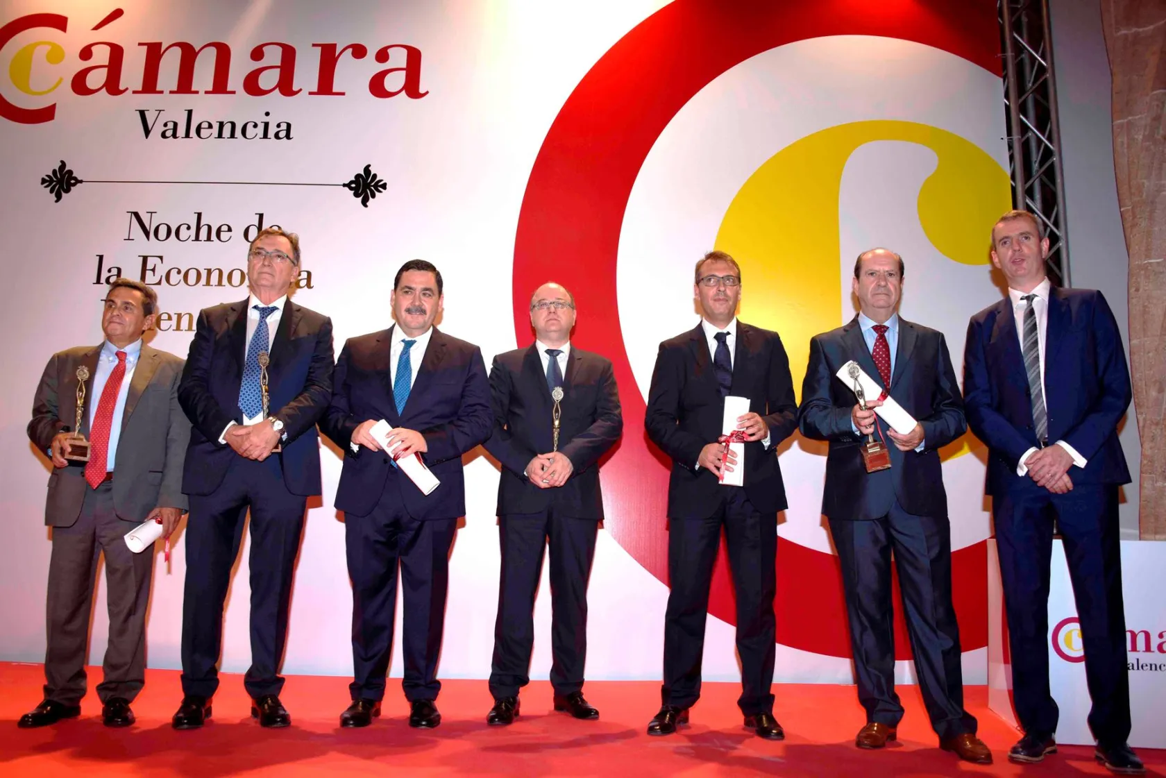 Foto de familia de los premiados en la noche de la economía valenciana