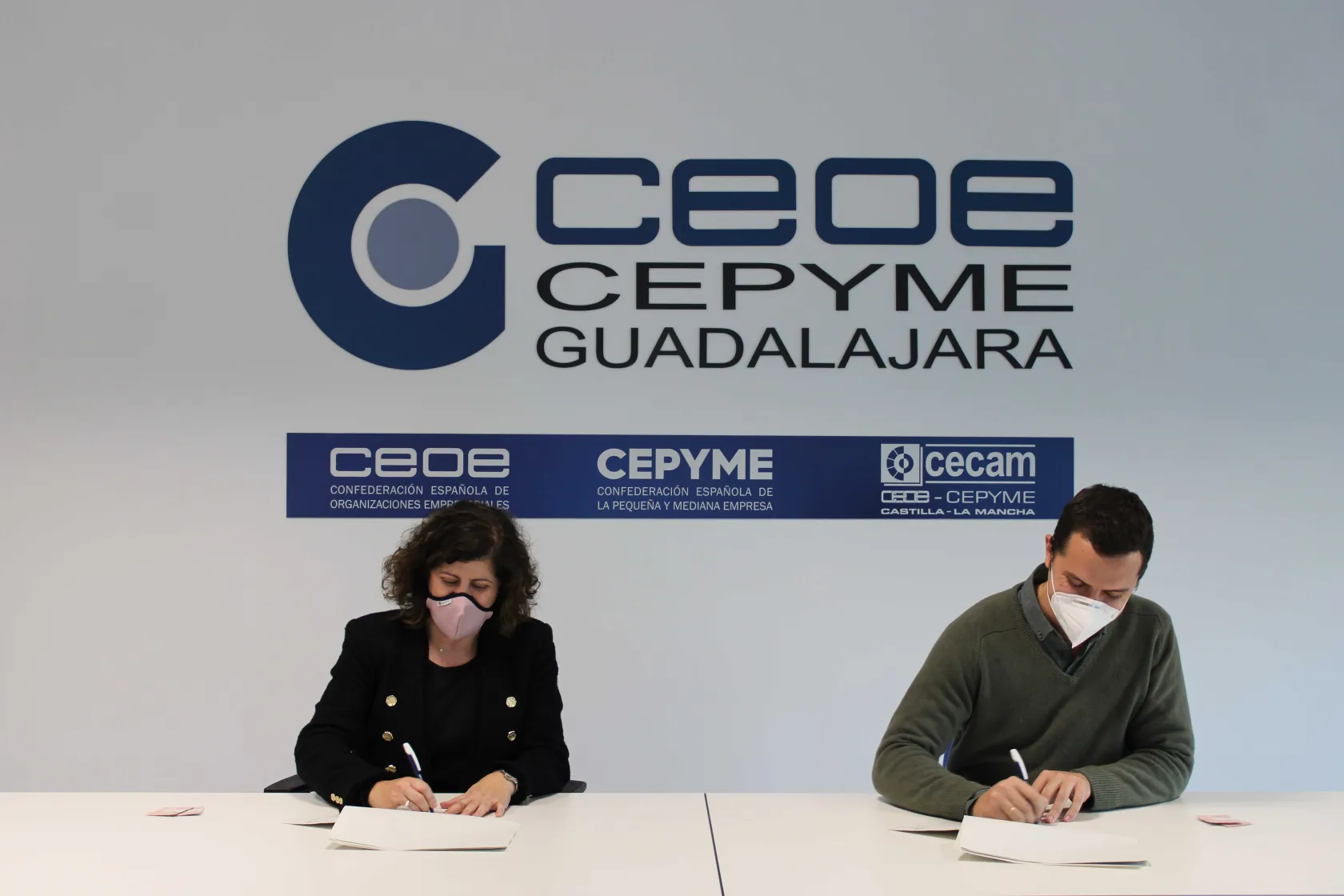  María Soledad García, presidenta de la Confederación de empresarios de Guadalajara y José Luis Gómez-Cano, gerente de la Zona Centro de Servicios Industriales de ILUNION Facility Services durante la firma del convenio