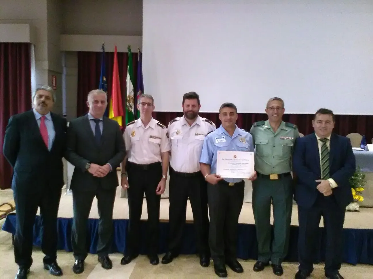 Foto de familia con el vigilante de seguridad de ILUNION 