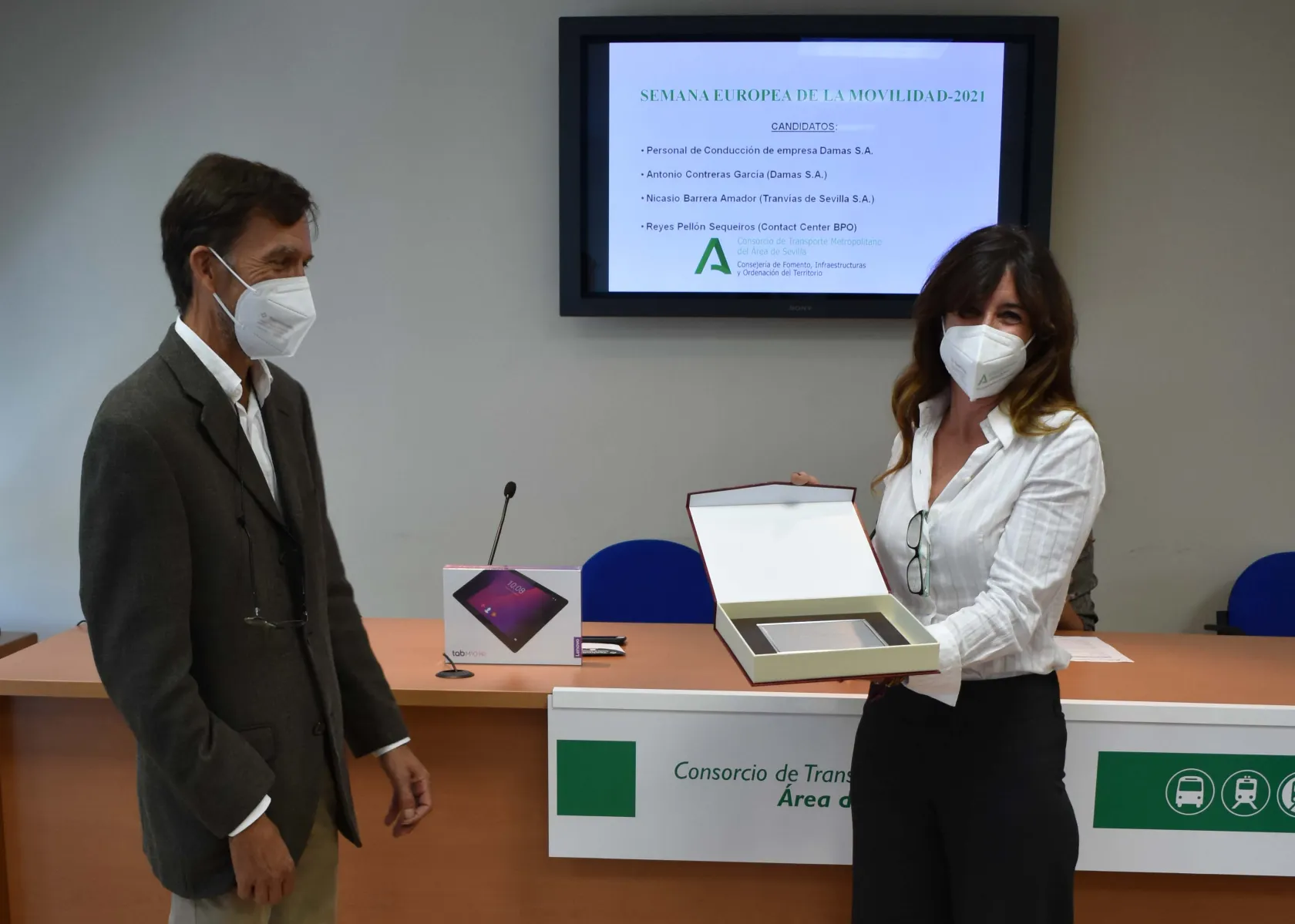 Fotografía de Reyes Pellón recogiendo el premio