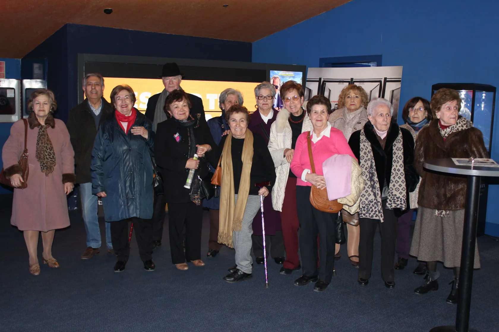 Fotografía de los usuarios del servicio de teleasistencia del Ayuntamiento de Madrid en la entrada de los cines del Palacio de Hielo