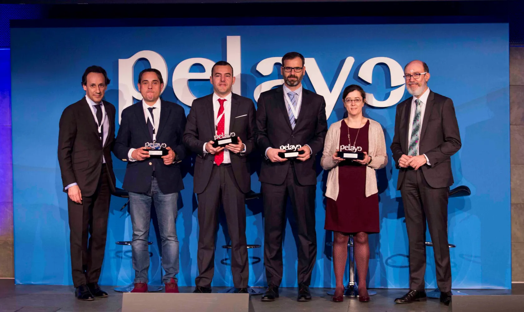 La directora de ILUNION Correduría de Seguros recogiendo el Premio Rentabilidad y Diversificación junto a otros premiados 