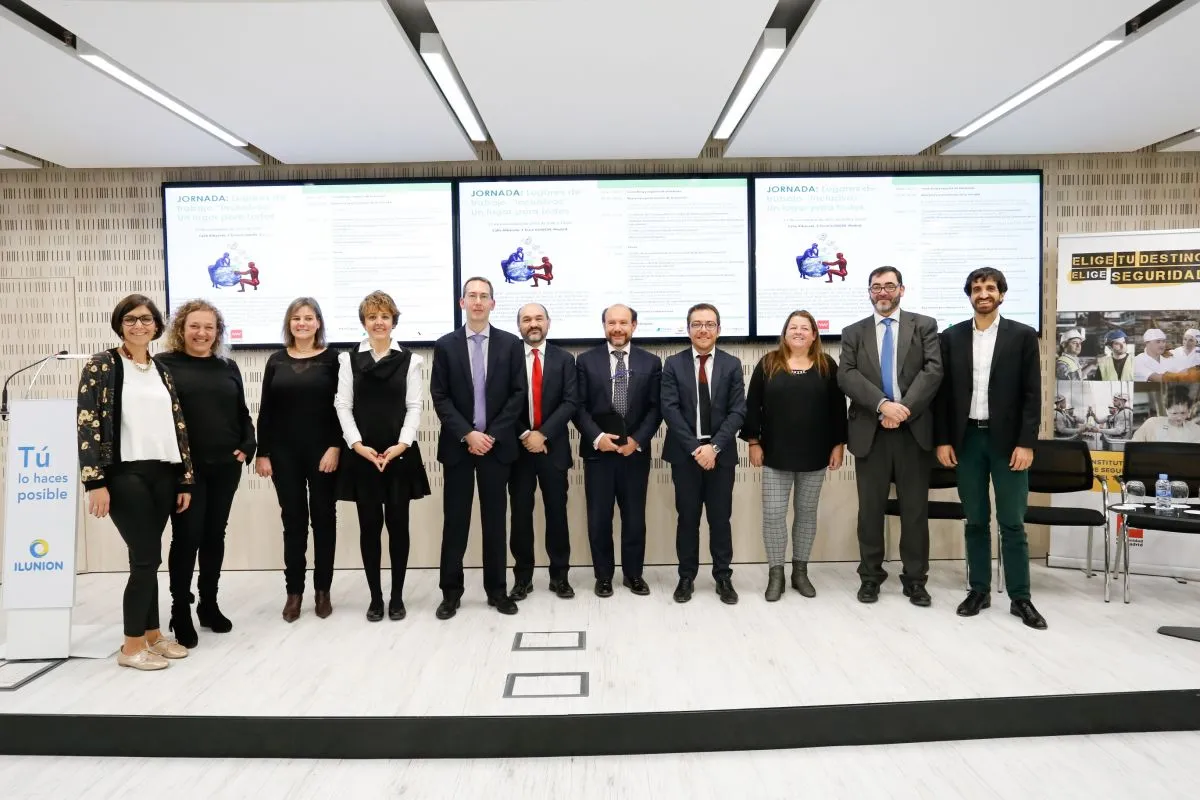 Foto de familia de los ponentes, junto al director general de Trabajo de la Comunidad de Madrid, Ángel Jurado, y el director del área de Recursos Humanos de ILUNION, Juan Carlos Rodríguez. 