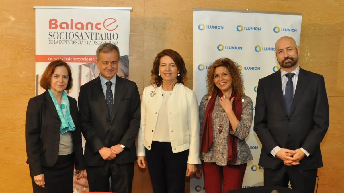 Fotografía de familia. De izquierda a derecha: la directora general de Grupo SENDA, Matilde Pelegrí, el director general de ILUNION Sociosanitario, Joaquín Leizaola, la consejera de Bienestar Social de la Junta de Comunidades de Castilla-La Mancha, Aurelia Sánchez, la directora provincial de Bienestar Social de Albacete, Antonia Coloma, y el director de Operaciones, Centro e Infraestructuras de ILUNION Sociosanitario, Rafael Linares