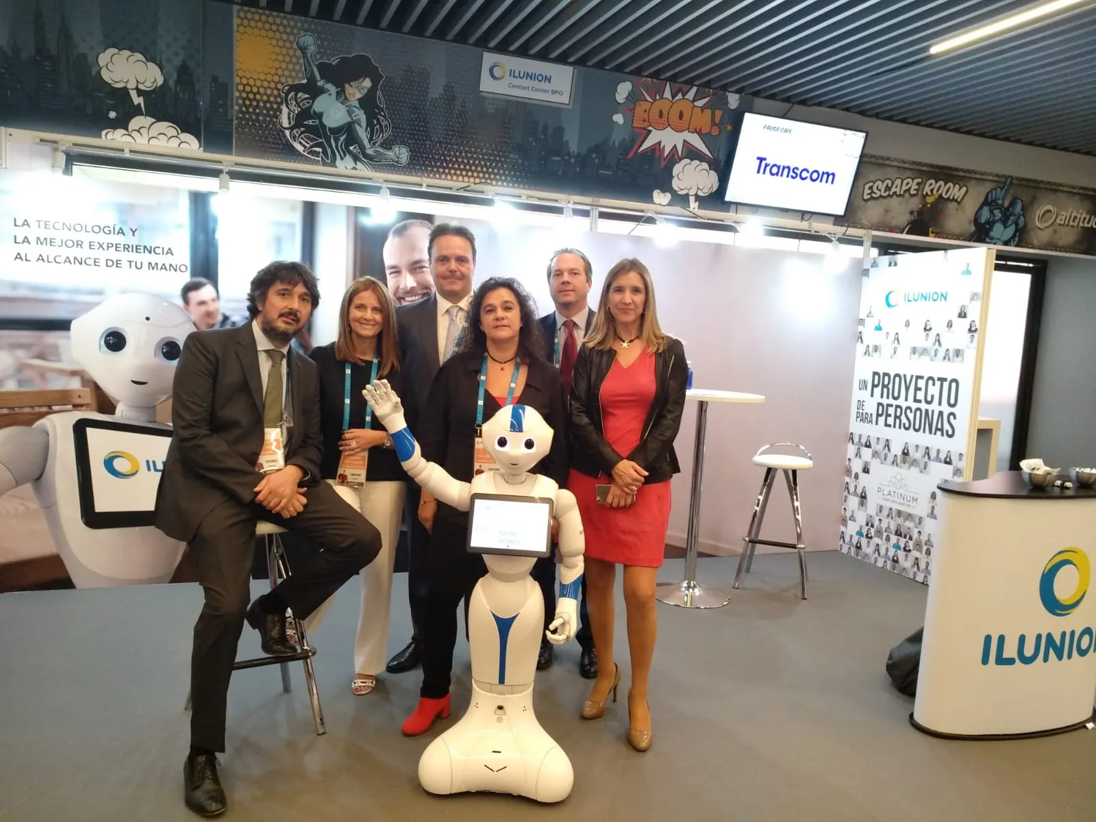 Fotografía de familia en el estand de ILUNION Contact Center BPO 