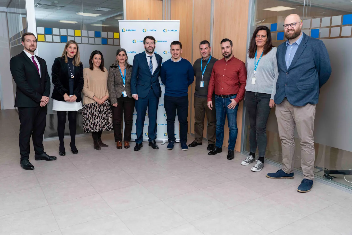 Fotografía de familia en la que aparece el consejero delegado de la división de Servicios Integrales y director corporativo de Estrategia de ILUNION, Alejandro Fernández, la directora de Gestión de Personas y Desarrollo del Talento de ILUNION, Esther Díaz, y la directora general de ILUNION Contact Center BPO, Susana Sánchez, junto a los premiados