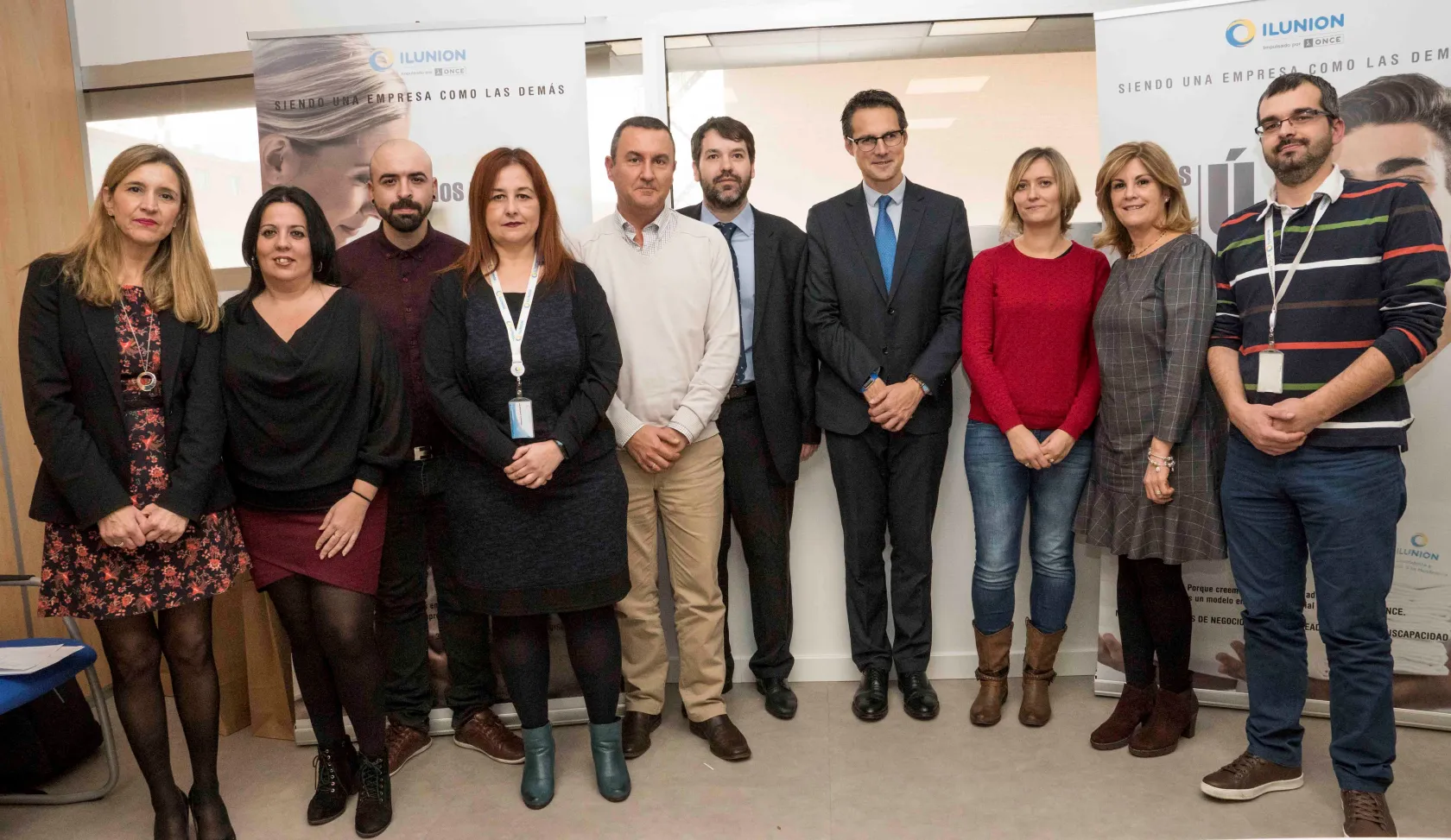 Fotografía de familia en la que aparece el consejero delegado de la división de Servicios Integrales y director corporativo de Estrategia del grupo, Alejandro Fernández, la directora general de ILUNION Contact Center BPO, Susana Sánchez, y el director de RSC, Comunicación y Relaciones, Fernando Riaño, junto a los premiados en el acto de entrega de estos galardones