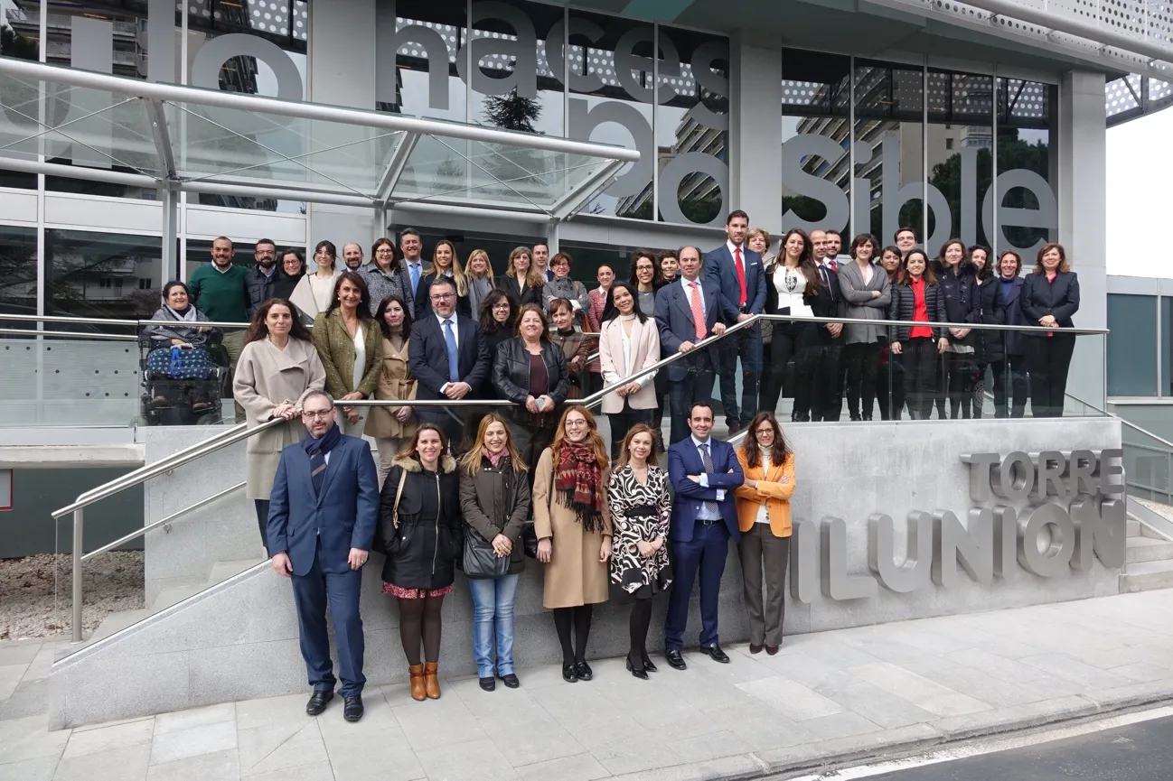 Fotografía de familia de los asistentes al I Foro sobre el Liderazgo Intergeneracional, en la sede corporativa de ILUNION 