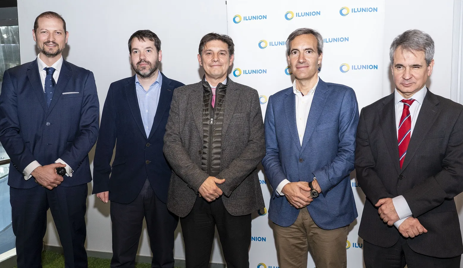 Fotografía de la firma en la que aparecen de izquierda a derecha, entre otros, Mario Medina, Alejandro Fernández, Alejandro Oñoro y Jon Cortina.  Gracias.