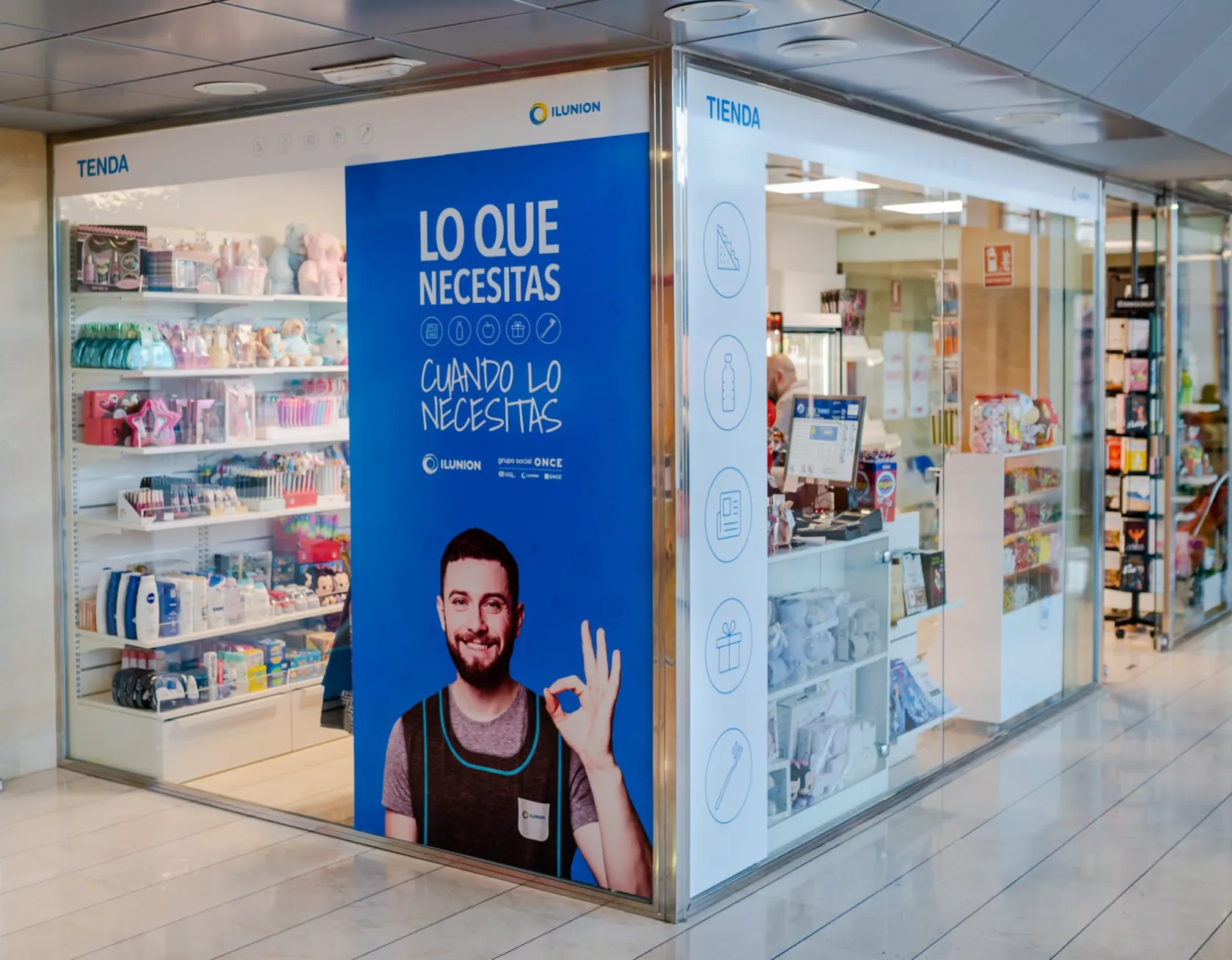 Fotografía desde el exterior de la tienda de ILUNION Retail en el Hospital Comarcal de Inca