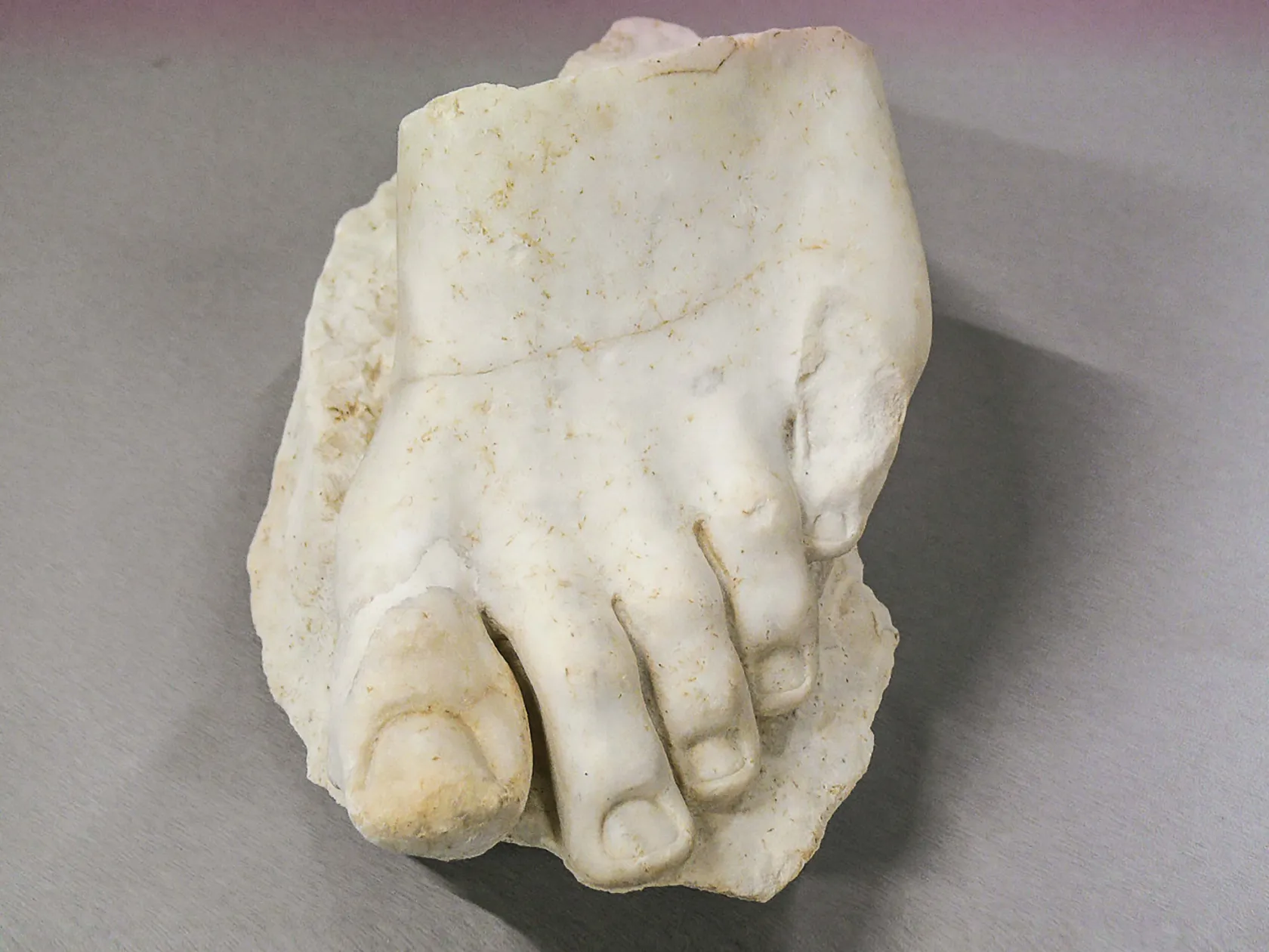 Fotografía de una escultura parcial de un pie derecho