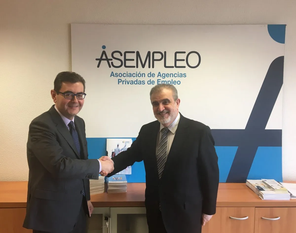 Fotografía durante el acto de firma. En ella aparecen de izquierda a derecha: el director general de ILUNION Capital Humano, Francisco Botía, y el presidente de ASEMPLEO, Andreu Cruañas.
