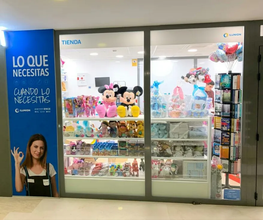 Fotografía desde el exterior de la tienda de ILUNION Retail en el citado hospital