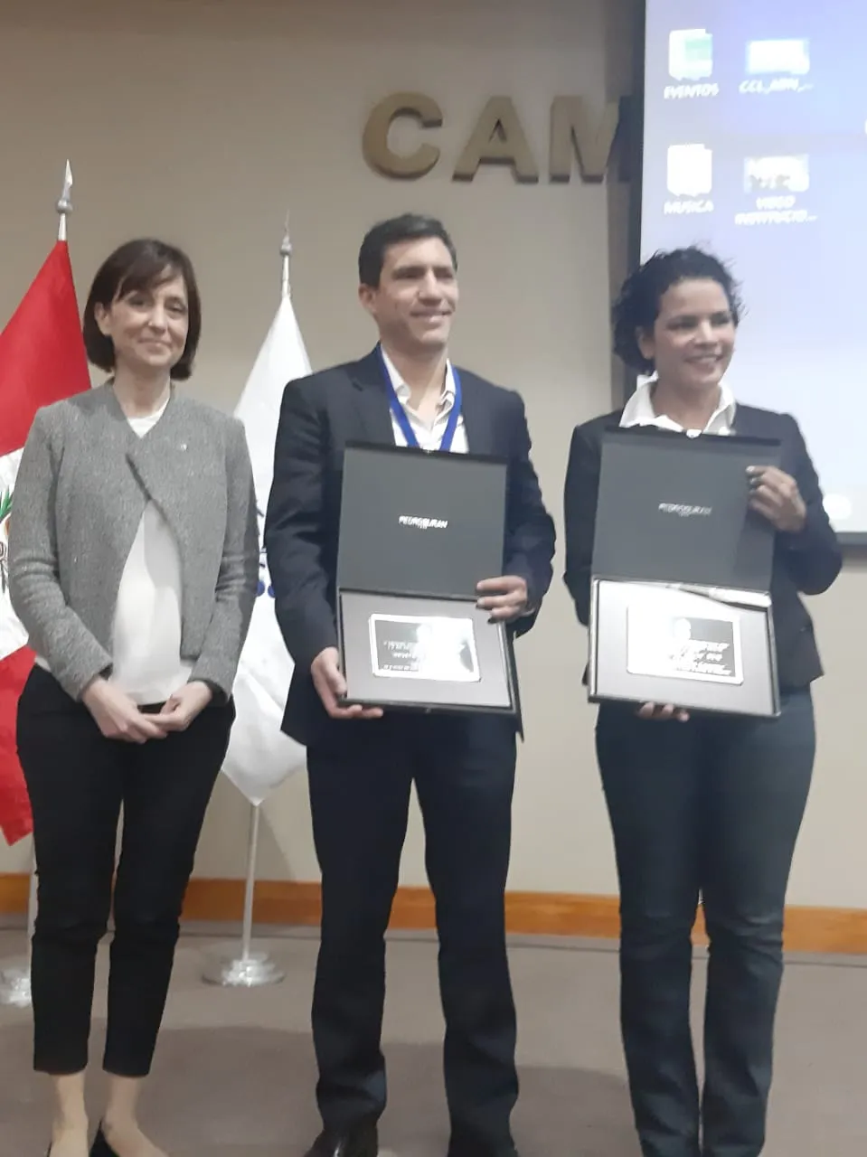 Fotografía durante la recogida del premio. En ella aparece la country manager de ILUNION Lavandería y Servicios a la Hostelería, Ana Lucía Pérez, junto a dos personas más.