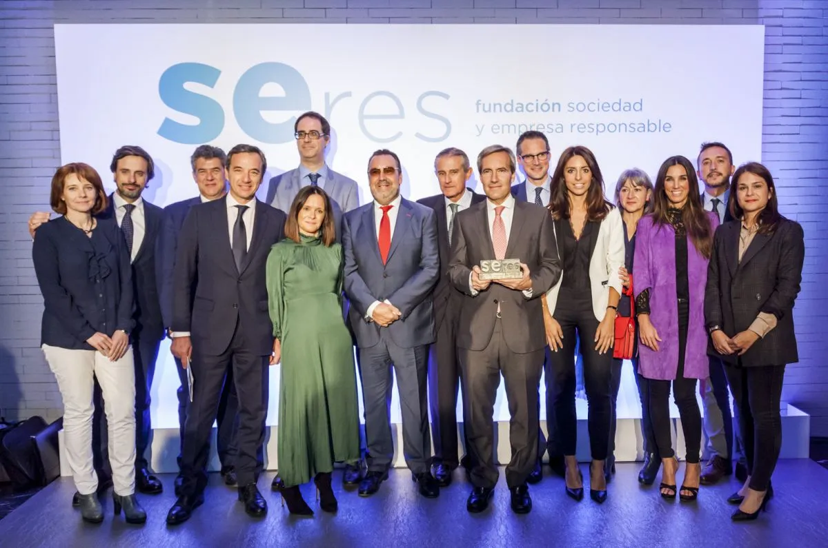 Foto familia trabajadores de ILUNION Hotels e ILUNION en los Premios SERES