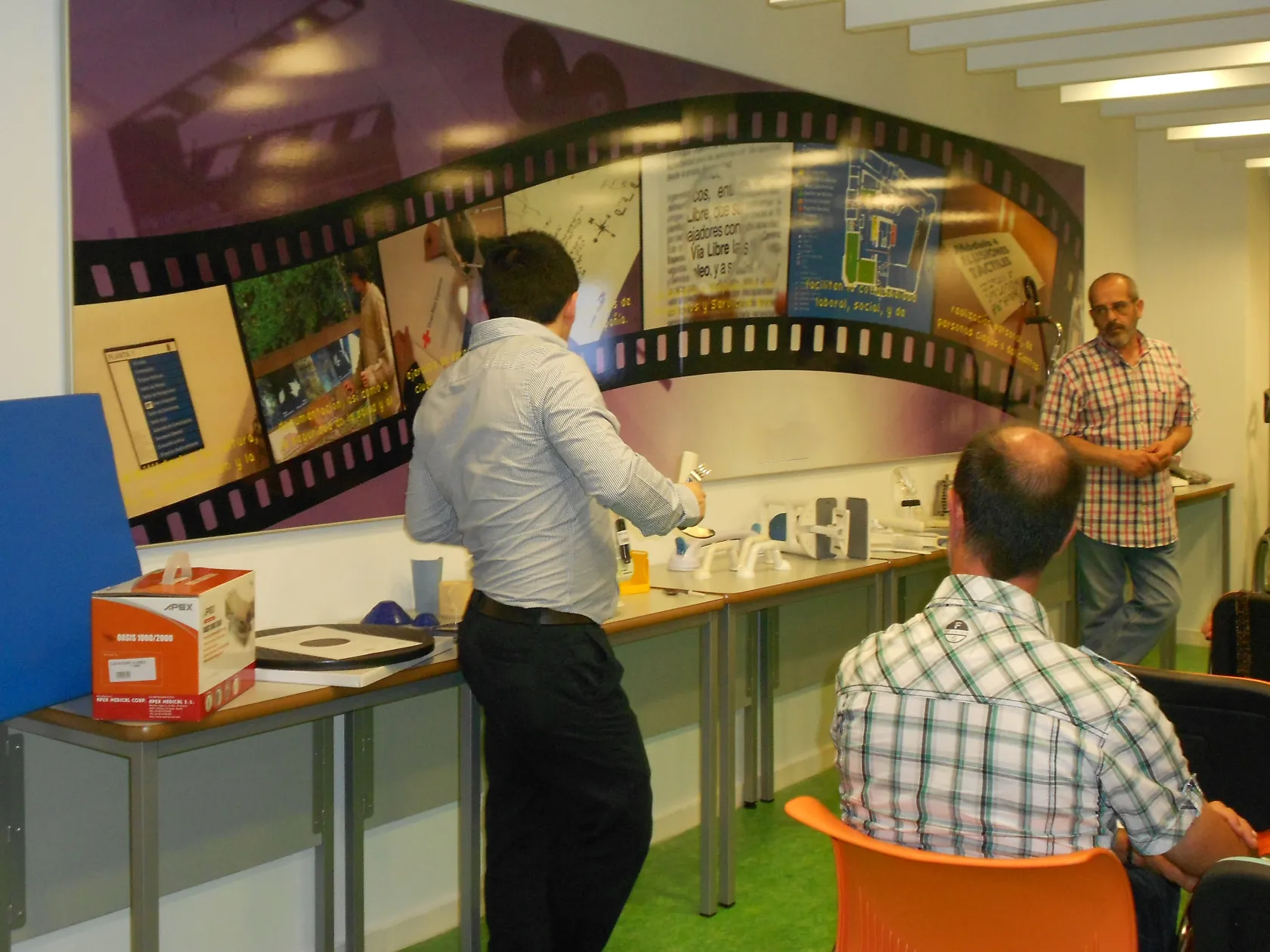 ILUNION Salud enseñá el uso de productos de apoyo a trabajadores de Cruz Roja