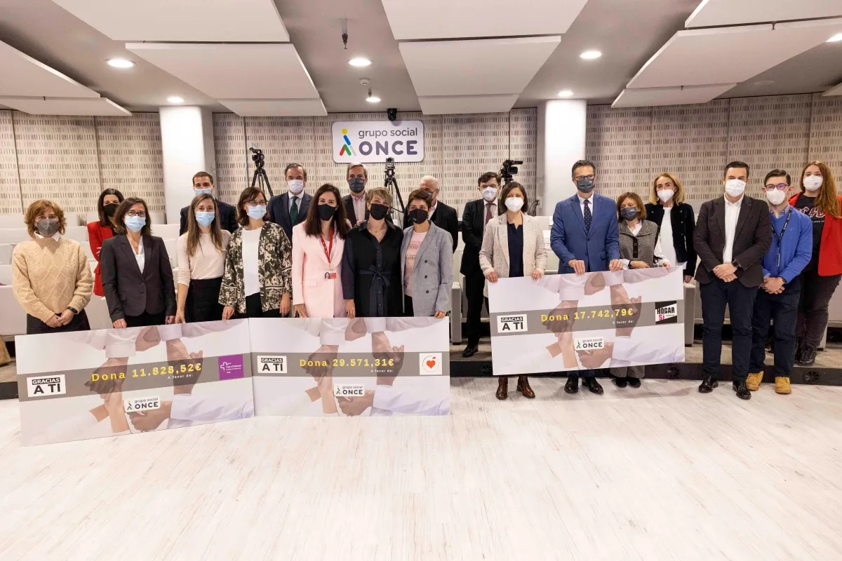 Foto de familia de los representantes de las entidades, de los trabajadores y de directivos del Grupo Social ONCE