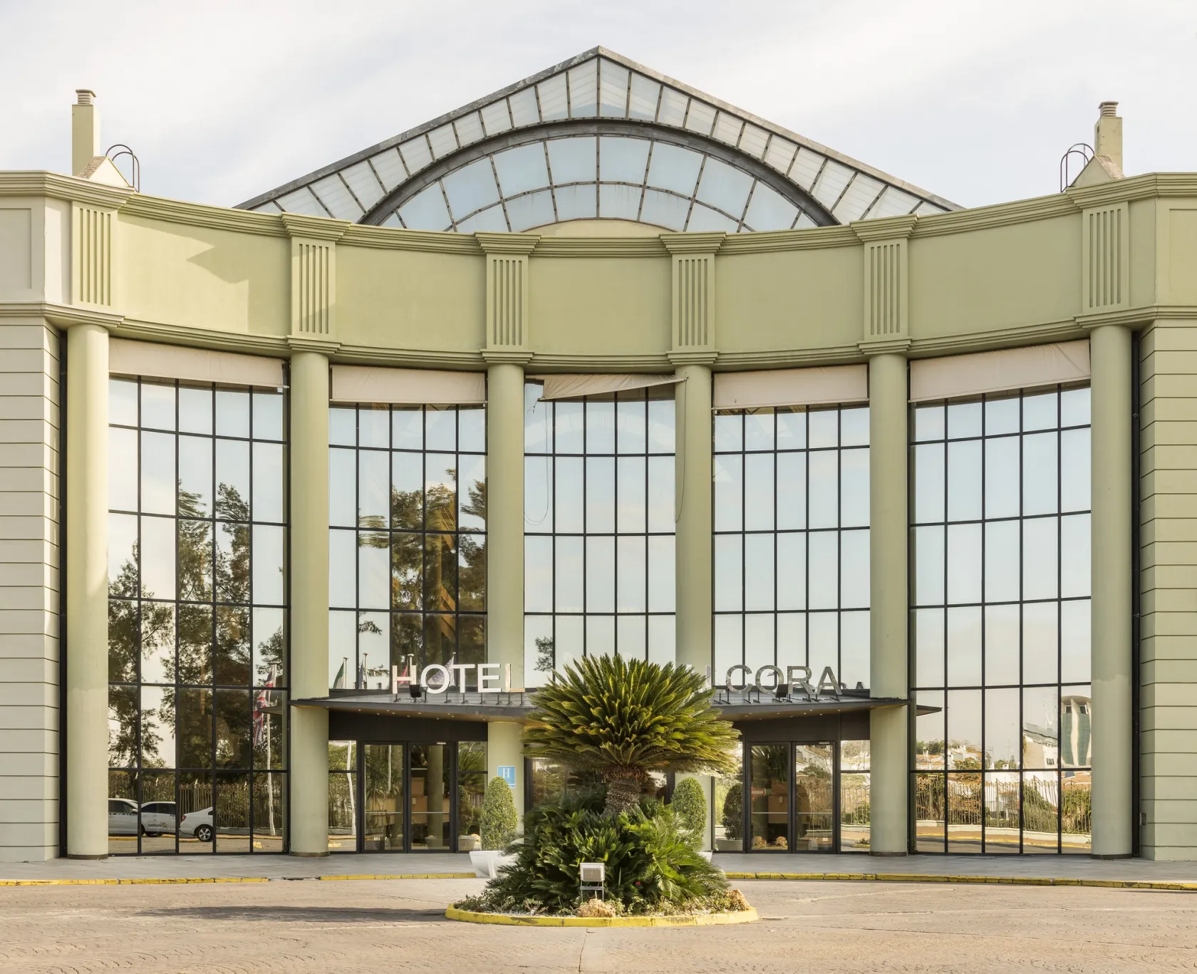 Fachada del hotel ILUNION Alcora Sevilla