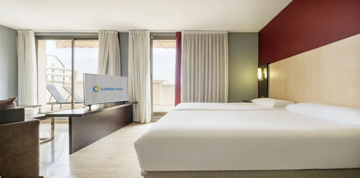 Suite del hotel Almirante.Amplia habitación con terraza, cama doble, tv y salón