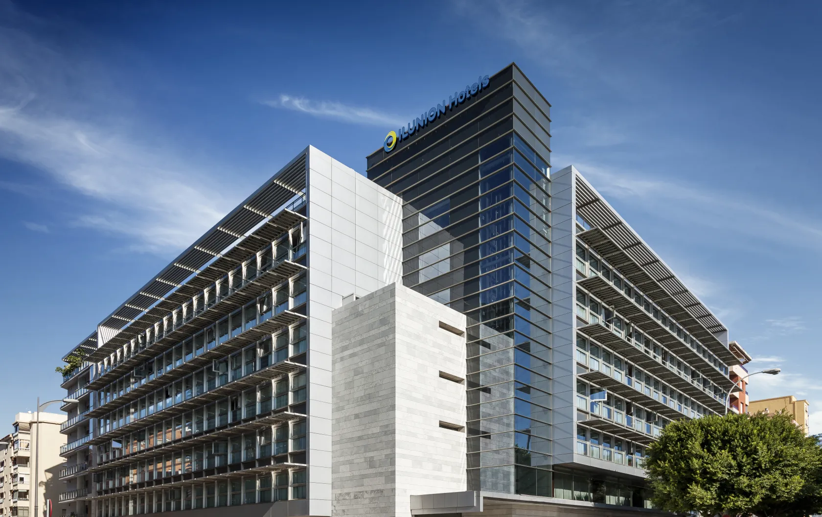 Fachada del hotel ILUNION Málaga