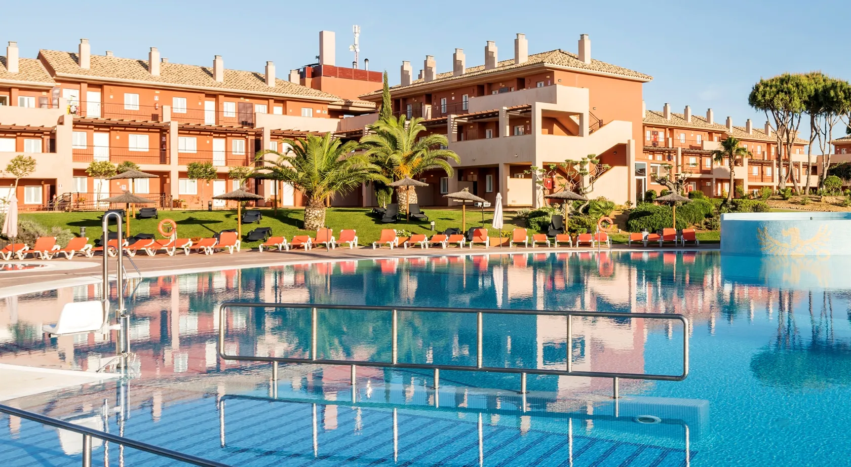 Vista de la piscina adaptada del hotel ILUNION Tartessus 