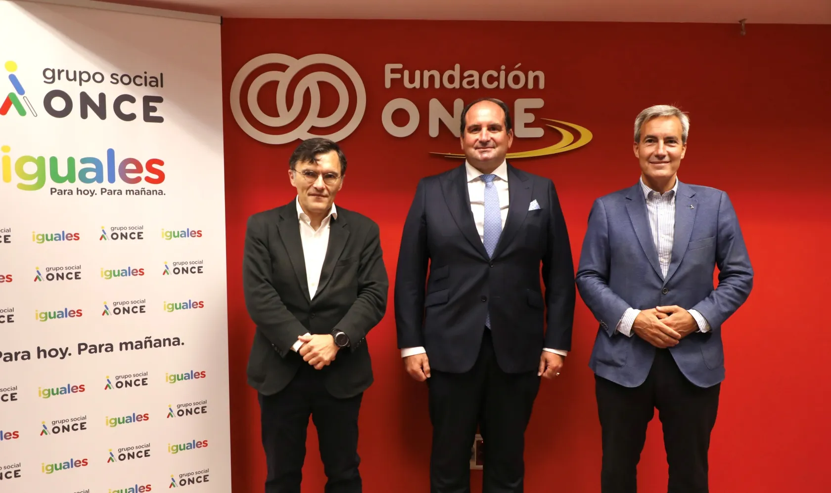 El vicepresidente ejecutivo de Fundación ONCE, Alberto Durán; el consejero delegado de ILUNION, Alejandro Oñoro, y el presidente de SAMU y Fundación SAMU, Carlos González de Escalada, juntos tras la firma del convenio