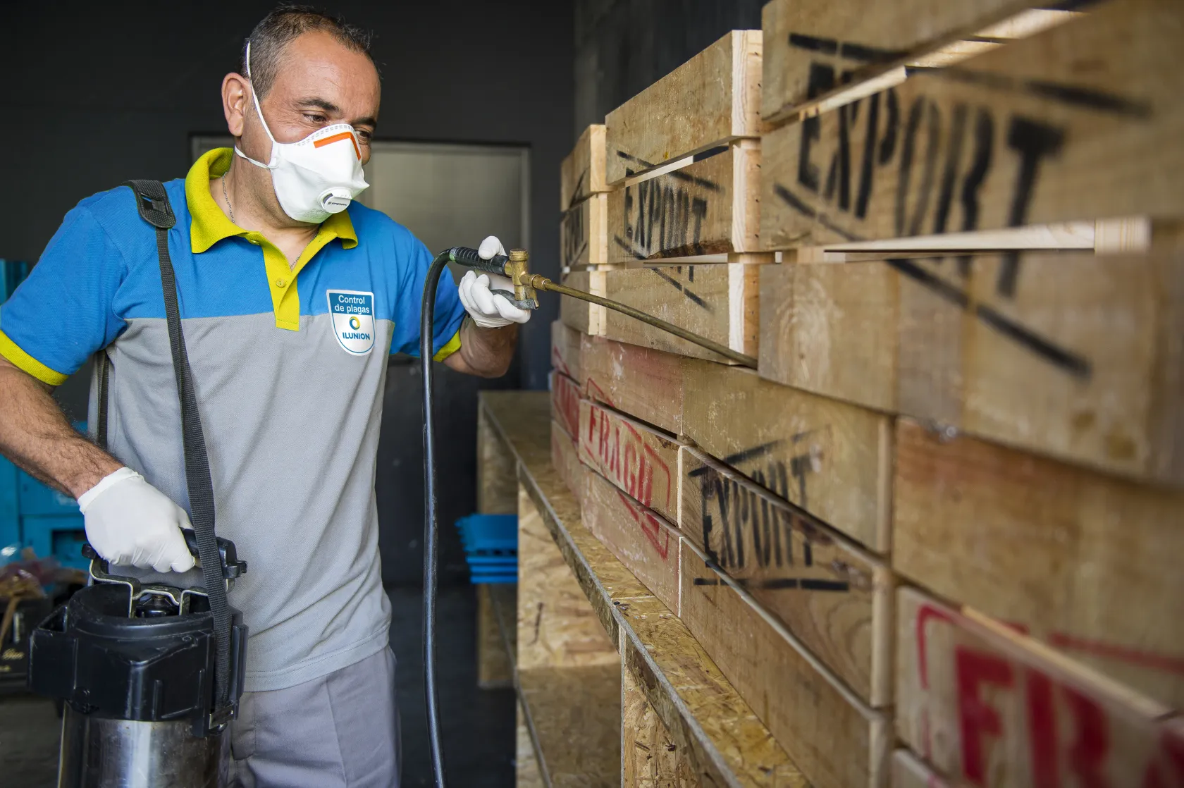 Trabajador de ILUNION Facility Services realizando el control de plagas 