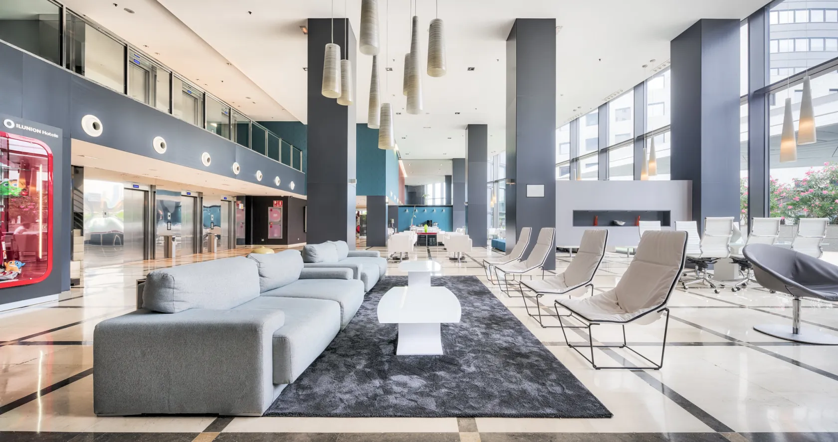 Imagen del hall de ILUNION Aqua 4, en Valencia 