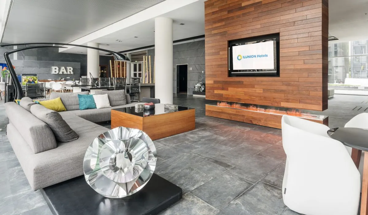 Una de las zonas de descanso del hotel ILUNION Atrium