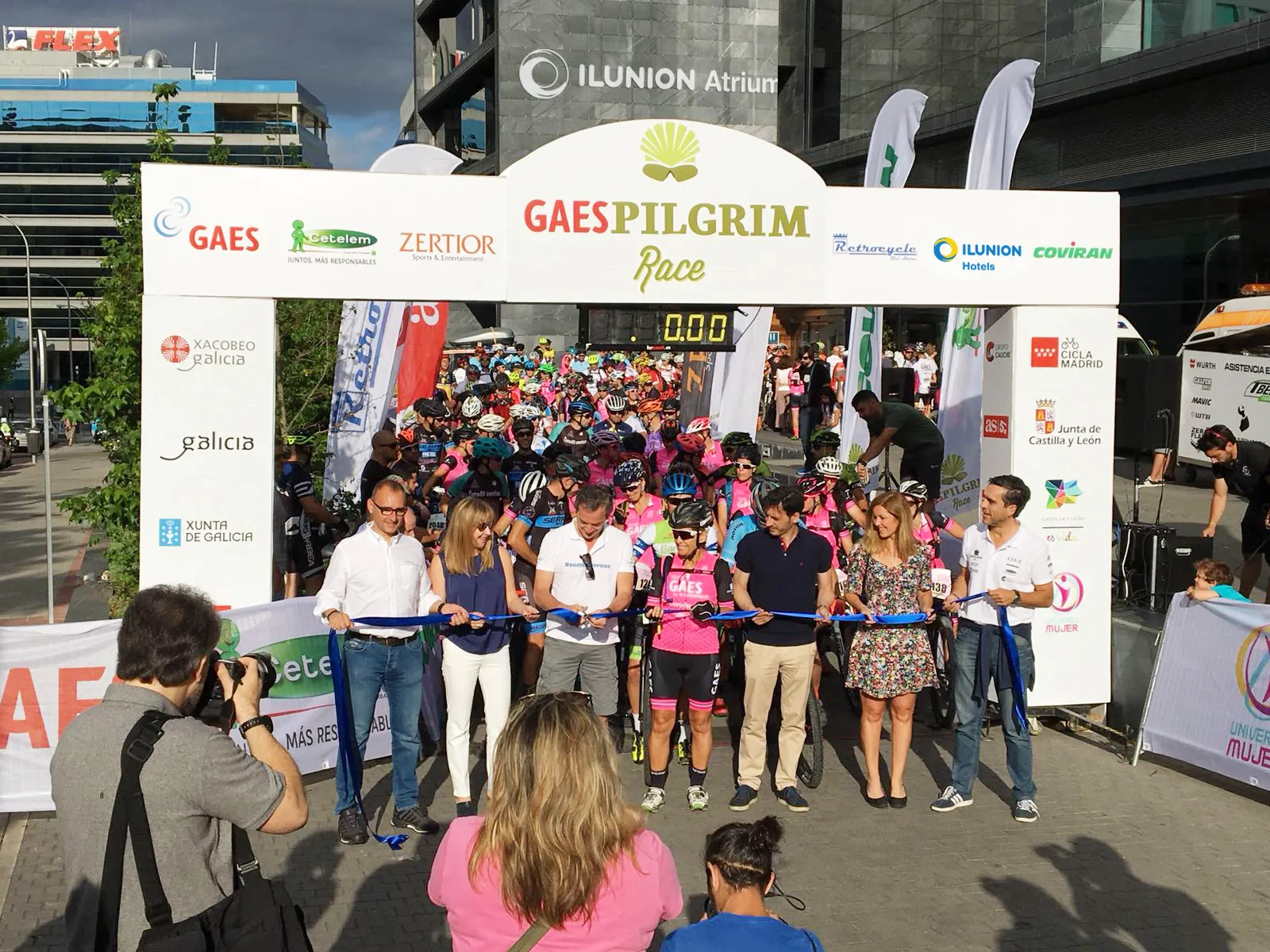 Imagen del director general de ILUNION Hotels, José Angel Preciados, cortando la cinta de salida de la carrera Pilgrim Race