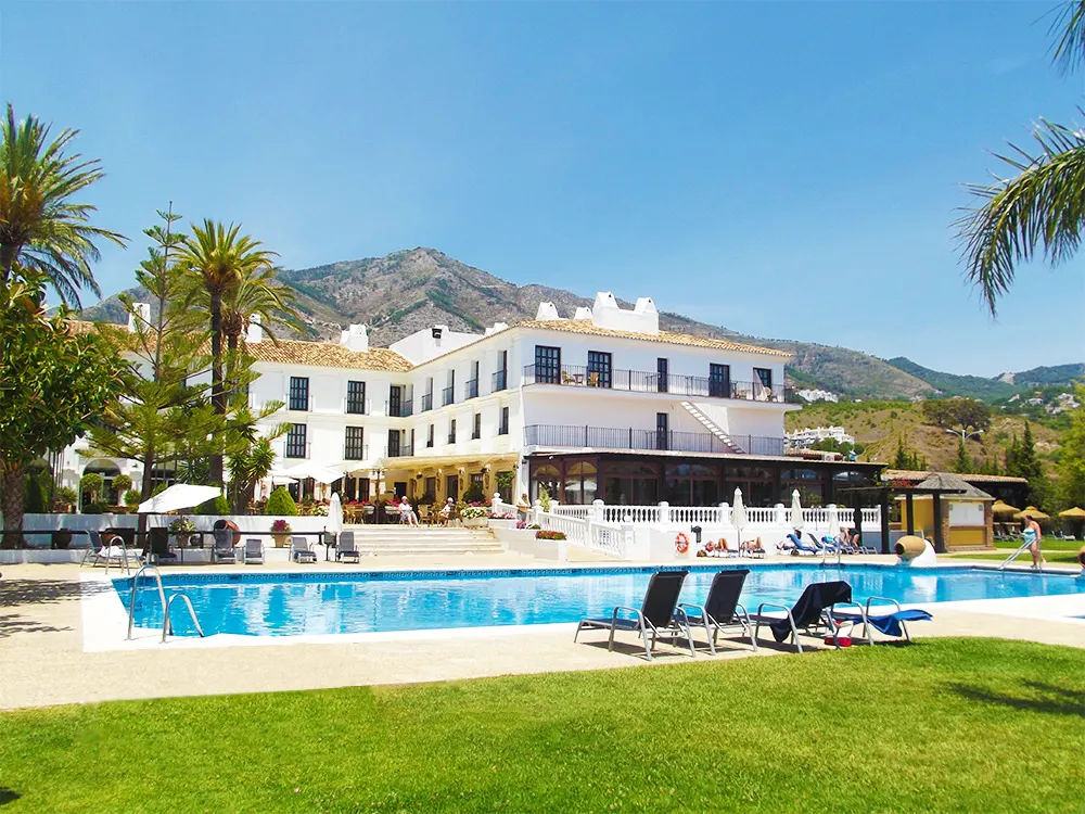 Imagen del exterior y la piscina del hotel ILUNION Hacienda del Sol