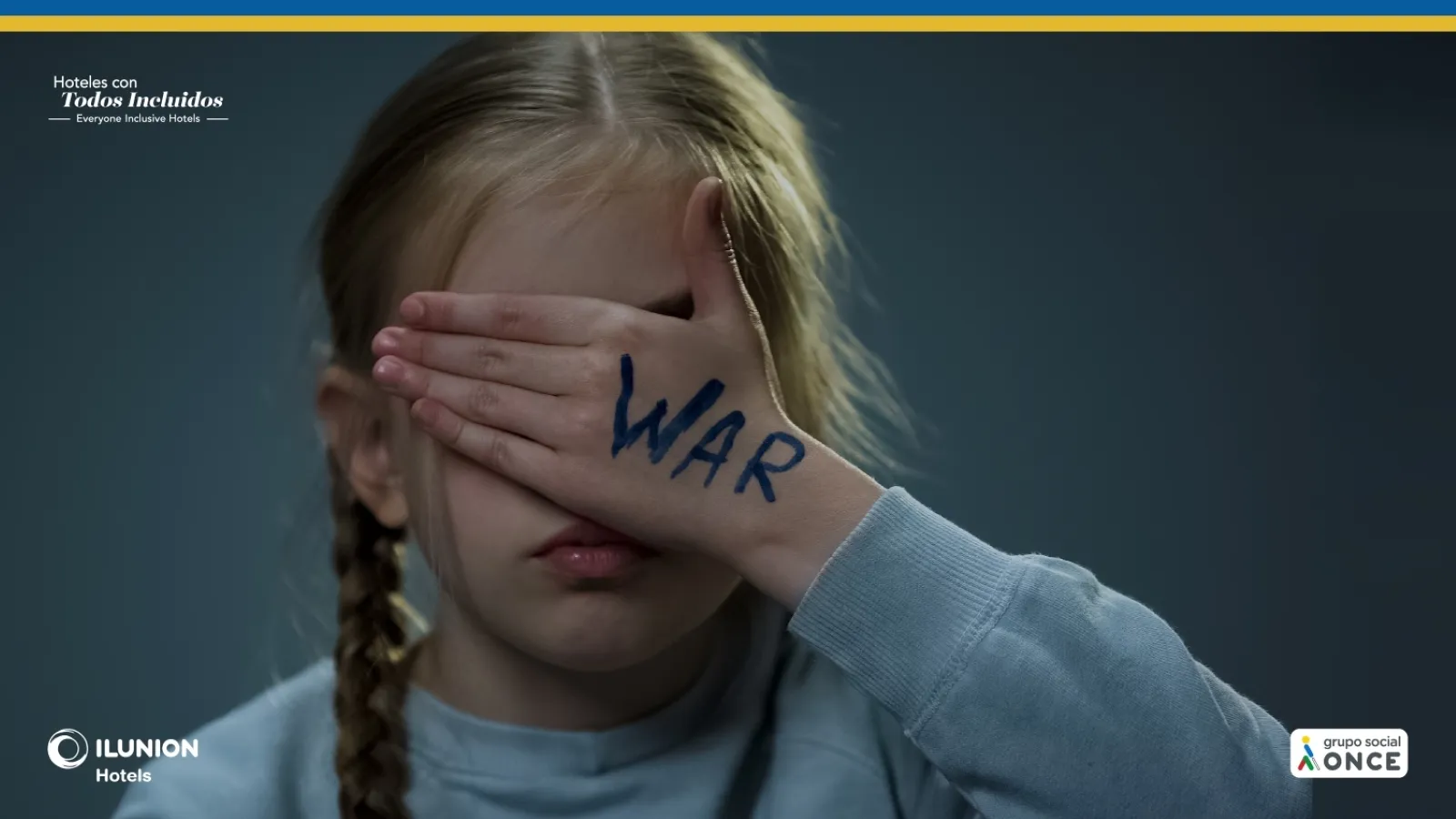 Imagen de una niña tapándose los ojos. En la palma de su mano está escrita a bolígrafo la palabra war. aparecen los logotipos de ILUNION Hotels y Grupo Social ONCE