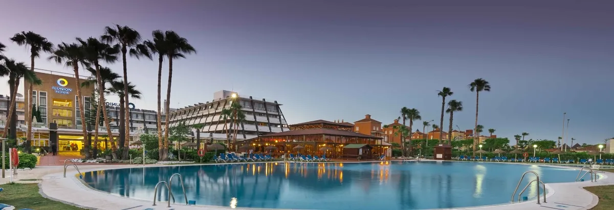 Panorámica de la piscina del hotel ILUNION Islantilla