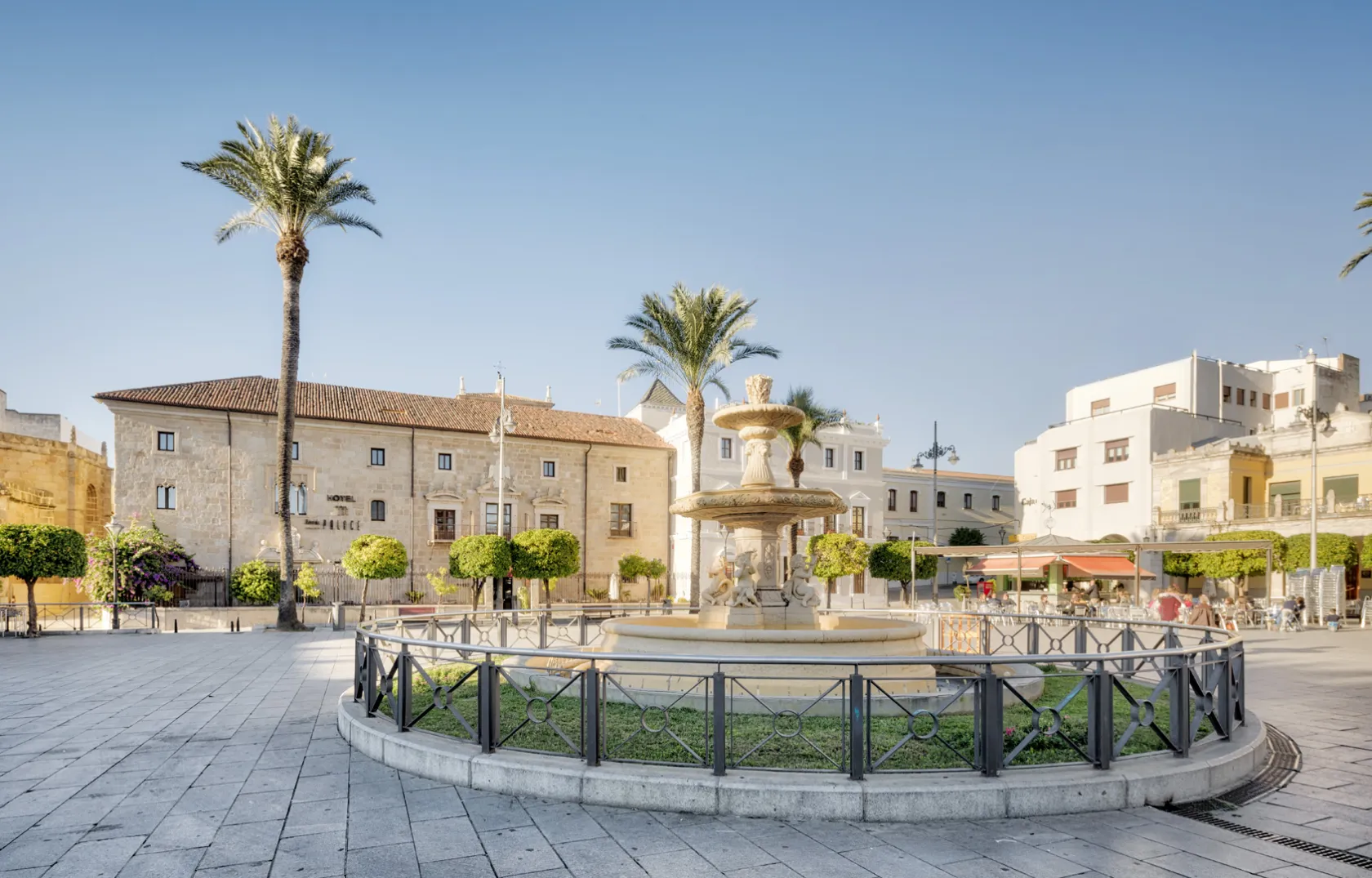 Vista del exterior del hotel ILUNION Mérida Palace desde la Plaza de España de Mërida 