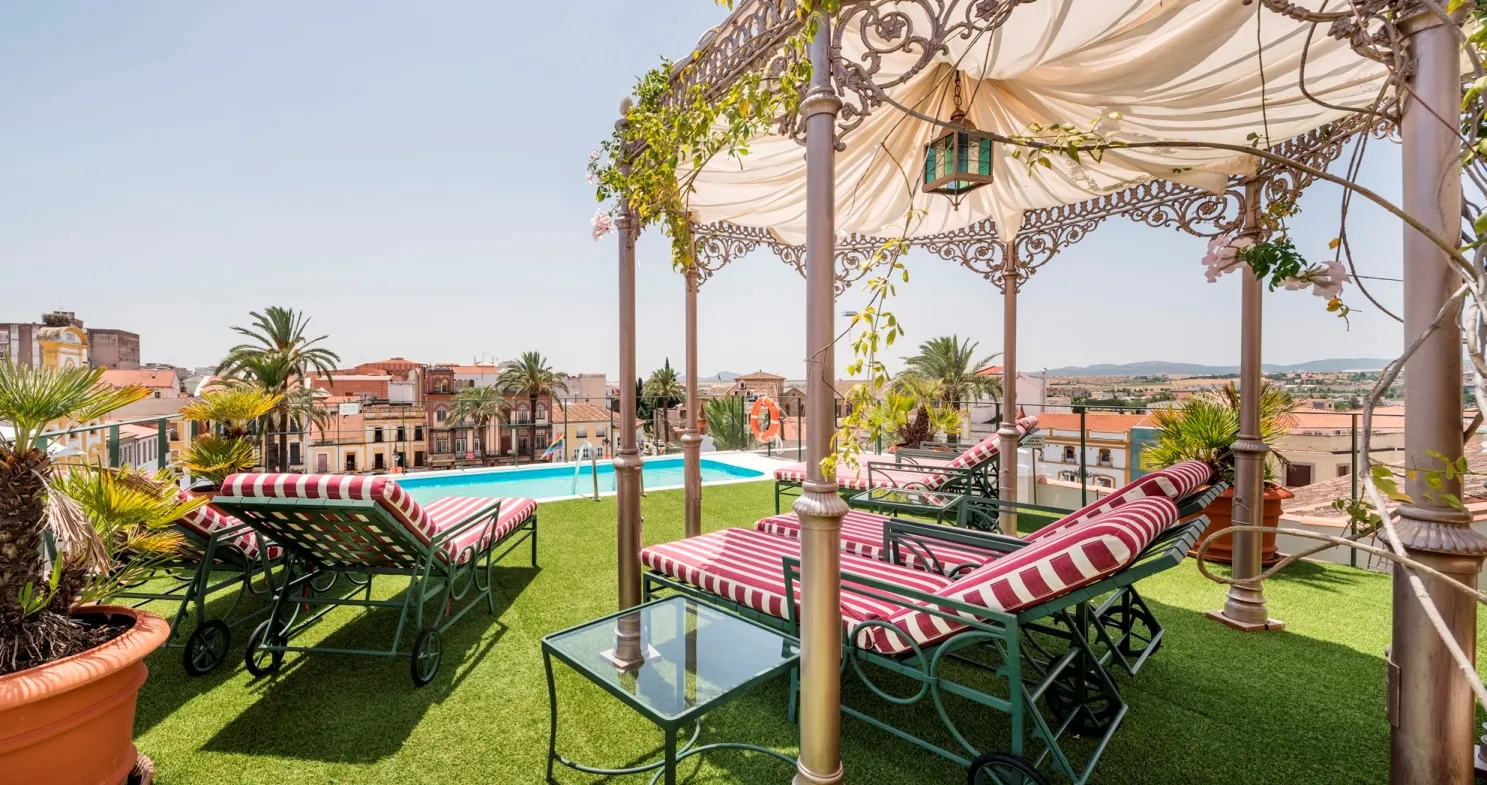 Terraza con piscina del hotel ILUNION Mërida Palace 
