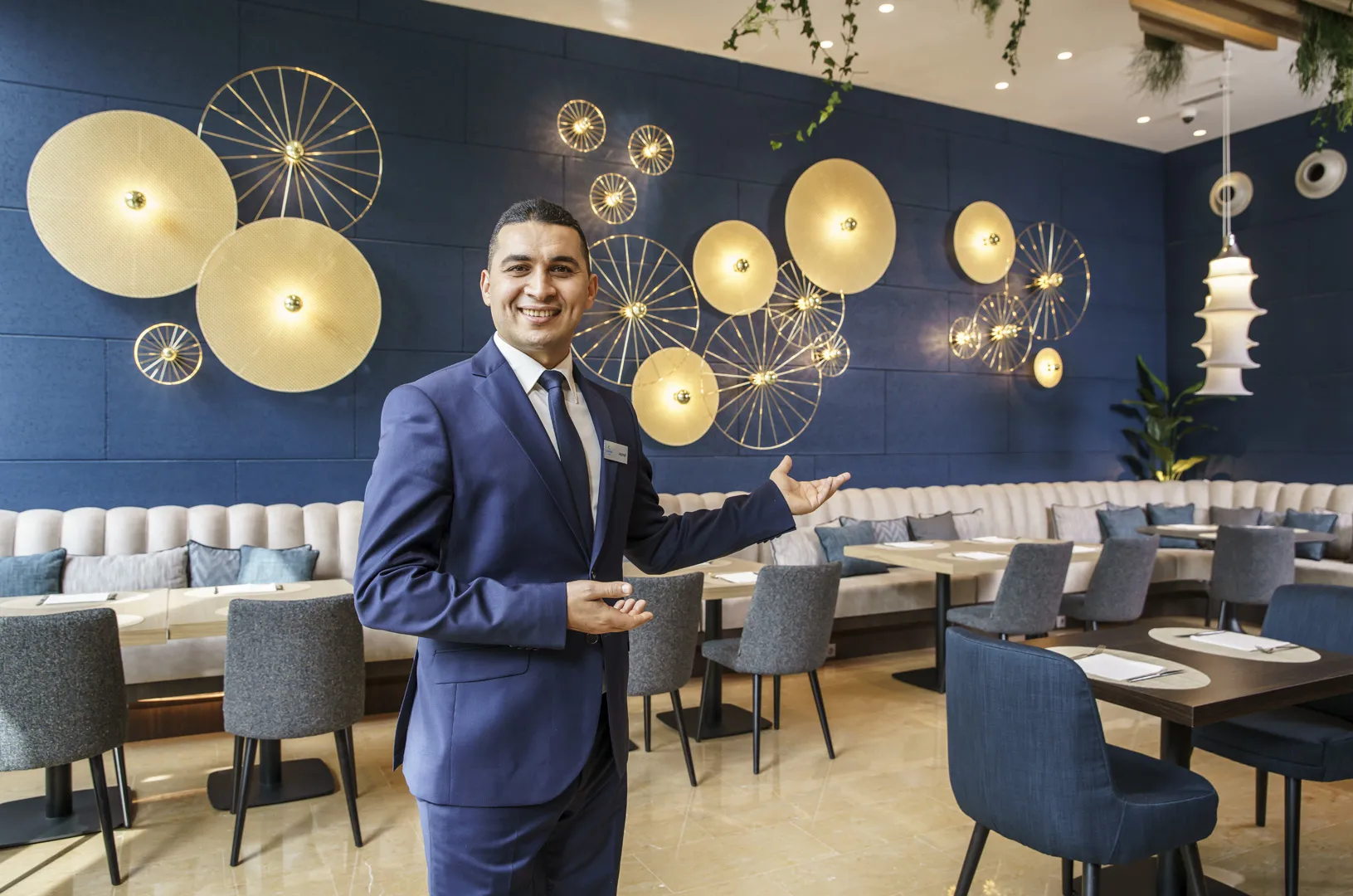 Imagen de un trabajador de ILUNION Hotels en un comedor 