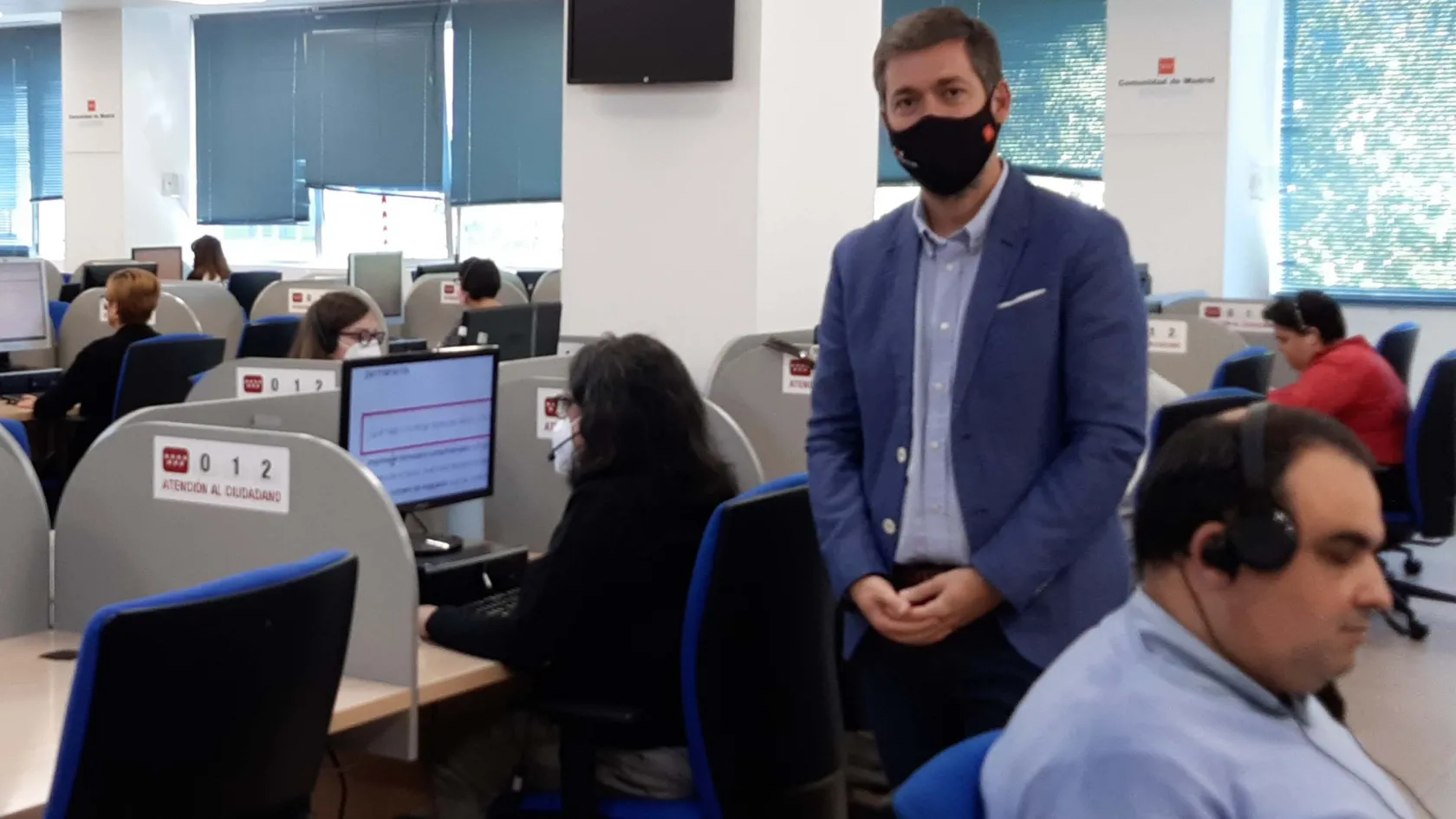 El viceconsejero de Presidencia de la Comunidad de Madrid en la planta de ILUNION Contact Center que presta servicio en el 012