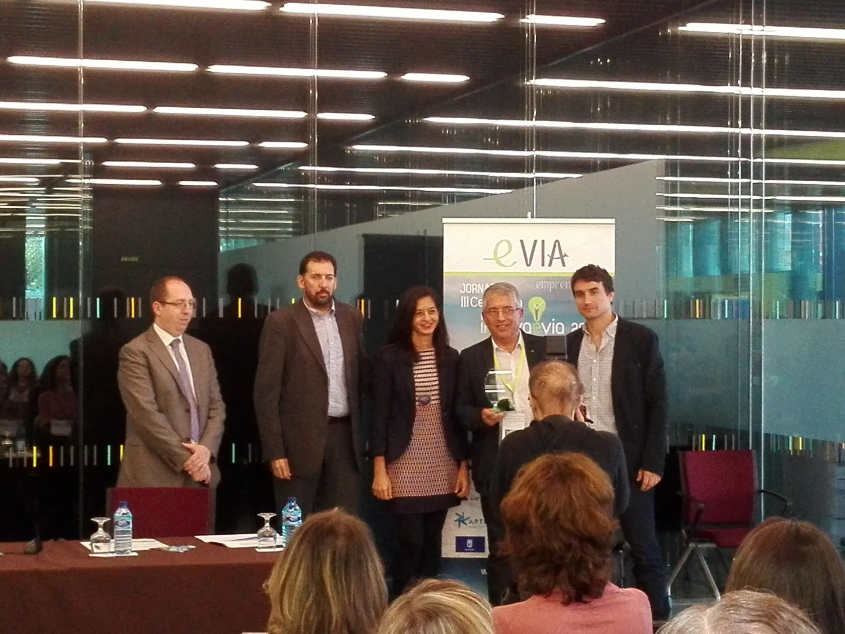 Foto de familia con los premiados del proyecto 'Eliminando barreras en el transporte público'